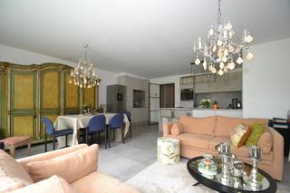 Prachtig, recent gelijkvloersappartement op zeer rustige locatie:Inkomhal, ruime living met open ingerichte leefkeuken voorzien van alle toestellen...