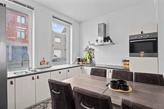 <p>Deze instapklare woning combineert comfort, functionaliteit en een uitstekende ligging, ideaal voor starters, jonge gezinnen of wie op zoek is naar een verzorgde woning met een praktische indeling. De woning beschikt over drie volwaardige slaapkamers en biedt voldoende ruimte voor een gezin, een bureau of hobbykamer. Dankzij de praktische indeling geniet u van een aangenaam wooncomfort.</p><p>Buiten vindt u een onderhoudsvriendelijke tuintje waar u in alle rust kunt ontspannen zonder intensief tuinonderhoud. Via het handige tuinpoortje heeft u bovendien directe toegang tot de straat, wat extra gebruiksgemak biedt, ideaal voor fietsen. </p><p>Een grote troef is de gunstige ligging nabij het centrum van Kortrijk, met winkels, scholen, openbaar vervoer en andere voorzieningen op korte afstand. Daarnaast geniet de woning van een vlotte verbinding naar belangrijke invalswegen en is parkeren eenvoudig mogelijk in de straat.</p><p>Kortom, een verzorgde en instapklare woning op een centrale ligging, ideaal voor wie comfortabel en praktisch wil wonen nabij Kortrijk.</p><p></p><p>Vraag vandaag nog uw bezoek aan bij vastgoedmakelaar Saar via 0456/96 16 02 of saar@altro-vastgoed.be</p>