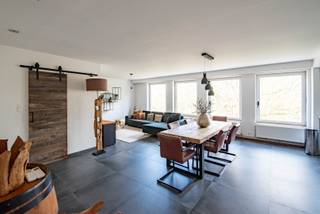 Gerenoveerd appartement (2017) op Linkeroever, gelegen op wandelafstand van winkels en supermarkten. Met zijn centrale ligging zijn alle in- en uitvalswegen, openbaar vervoer en de voetgangerstunnel naar de Stad Antwerpen vlakbij. <br />Het appartement met lift is gelegen op de derde en tevens hoogste verdieping van een kleinschalig gebouw. Dankzij de vele ramen en indeling geniet dit appartement van mooie en lichte ruimtes. Dit twee slaapkamer appartement (80m²) heeft als indeling: leefruimte op tegelvloer(47 m²) met volledige ingerichte open keuken (oven, kookplaat, afwasmachine, dampkap, ijskast en diepvries en spoelbak); 2 slaapkamers ( 17,5m² - 10,5m²)waarvan de grootste een ingebouwde dressing heeft; badkamer met inloopdouche, lavabomeubel en toilet. Afgewerkt met hoogwaardige kwaliteitsmaterialen.<br /><br />Als extra troeven is er airco aanwezig in het appartement, kelderberging en een EPC waarde: 209 kW/m².<br /><br />Vaste kosten: €200/maand (water, verwarming, syndicus, lift, ...).