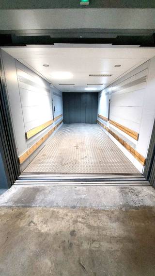 Deze gesloten garagebox is gelegen in het toeristisch centrum van Bredene Duinenin de Astridlaan direct nabij zee en strand.Gelegen in de residentie...