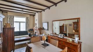 <p><span>In het centrum van Edegem bieden wij u deze gezellige starterswoning met 2 slaapkamers aan. De woning is steeds goed onderhouden geweest maar op heden is enige opfrissing wel aan de orde.</span></p><p><span>De woning werd gebouwd rond 1930 en bevat nog leuke en authentieke elementen. Ze is gelegen op zuidwestgericht perceel van 150m². Achter de woning is er een aangename tuin met tuinberging.</span></p><p><span>De woning is gelegen in directe nabijheid van scholen, winkels, verbindingswegen en openbaar vervoer. Tevens vindt u op wandelafstand het centrum van Edegem.</span></p><p><span>Op heden is de woning verhuurd. De huurovereenkomst kan voor eigen bewoning opgezegd worden mits een opzeg van 6 maanden.</span></p><p><span> </span></p><p><span>De woning beschikt voornamelijk over dubbele beglazing met pvc schrijnwerk. De elektriciteit is nog niet conform aan de voorschriften van het AREI en dient dus vernieuwd te worden.</span></p><p><span>Na keuring werd de woning als "asbestvrij" gecategoriseerd. De centrale verwarming verloopt op gas.</span></p><p><span> </span></p><p><span>Indeling:</span></p><p><span> </span></p><p><span>We betreden de woning in de centrale inkomhal. Aan de linkerzijde van de woning vinden we de lichte leefruimte met hoge plafonds.</span></p><p><span>We lopen verder door naar achter en bereiken de ingerichte keuken. Deze verdient een opknapbeurt. Achter de keuken vinden we de ruime badkamer met ligbad en badkamermeubel met lavabo.</span></p><p><span>Naast de keuken en badkamer, op het gelijkvloers, is er een koer die uitgeeft op de zonnige tuin.</span></p><p><span> </span></p><p><span>Op de eerste verdieping zijn er twee volwaardige slaapkamers.</span></p><p><span>Er is ook een droge kelder op stahoogte.</span></p><p><span>.</span></p><p><span>Graag som ik voor u nog even op troeven op van deze gezinswoning:</span></p><p><span> </span></p><ul><li><span>Centrale locatie in een rustige woonbuurt en toch in het centrum van Edegem. In directe nabijheid van scholen, winkels, openbaar vervoer, ...</span></li><li><span>Uitbreidingsmogelijkheden </span></li><li><span>2 volwaardige slaapkamers </span></li><li><span>Aangelegde tuin met tuinberging</span></li><li><span>Droge kelder</span></li></ul><p><span> </span></p><p><span>EPC: 416kWh/m² (E-label - renovatieverplichting van toepassing).</span></p><p><span>P-score (perceelscore): klasse A</span></p><p><span>G-score (gebouwscore): </span><span>klasse A</span></p><p><span> </span></p><p><span>Voor een bezoek ter plaatse kan u ons contacteren op het nummer 03 449 42 41 of mail ons via hallo@habicom.be.</span></p><p><span>Wenst u de waarde van uw woning te kennen ? Contacteer vrijblijvend onze habicom expert in uw buurt</span></p><p><span> </span></p>