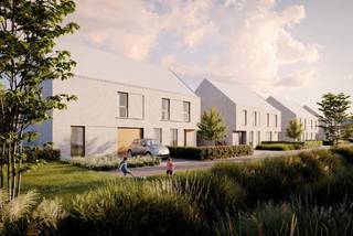 Deze moderne woning is gelegen vlak aan de ingang van het provinciaal domein De Gavers te Geraardsbergen. De woning wordt gebouwd op een zuid georiënteerd perceel van 525m2. Kenmerkend is de moderne architectuur met strakke lijnen én witte materialen. De interieurafwerking van de woning is 100% op maat. Je kiest dus zelf de technieken, vloeren, keuken, badkamer,... a.d.h.v ruime budgetten in het lastenboek. De woningen zijn sowieso voorzien van alle moderne technieken: standaard is een warmtepomp en vloerverwarming inbegrepen. Op het gelijkvloers van de woning is er een praktische was/bergplaats, een inkomhal met gastentoilet en een lichtrijke leefruimte met open keuken. Op de eerste verdieping bevinden zich 3 slaapkamers en een badkamer met bad/douche. De praktische zolder is toegankelijk met een uitschuifbare zoldertrap. De carport aan de woning is inbegrepen. Zie jij jezelf hier wonen? Bel ons voor meer informatie. Meer info over het project op huysmanbouw.be Meer info over het project op huysmanbouw.be
