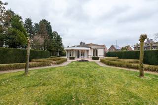 Prachtige woning met mooie privétuin en aansluitend weiland met een totale perceel oppervlakte van 5.908 m². De woning beschikt over een inkomhal met gastentoilet en vestiairekasten, ruime woonkamer (60 m²) met aansluitend zonneterras, ingerichte keuken, 2 slaapkamers, 2 badkamers, wasplaats en dubbele inpandige garage.<br /><br />Prachtige tuin met aanpalend weiland. Ideaal voor de dierenliefhebber!<br /><br />Indeling:<br />U betreedt de woning via de inkomhal met gastentoilet en inbouwkasten. Van hieruit heeft u toegang tot alle leefruimten. Aan de rechterzijde bevindt zich de ingerichte keuken met zicht op de voortuin en voorzien van alle comfort (keramische kookplaat, dampkap, vaatwasser, combi-oven en Amerikaanse koelkast met koel/vriescombinatie). Aansluitend treft u nog een praktische berging. Aan de linkerzijde geeft de inkomhal toegang tot de woonkamer dewelke zeer ruim en licht is en een prachtig zicht biedt op de tuin achteraan. De woonkamer heeft hoge plafonds en een gezellige inbouwgashaard. De tuindeuren bieden toegang tot het zonovergoten terras rondom de woning.<br /><br />Op de verdieping bevinden zich 2 slaapkamers, 2 badkamers en de wasplaats voorzien van inbouwkasten en aansluitingen voor wasmachine en droogkast. De masterbedroom beschikt over een ruime kastenwand met spiegels met aansluitend de ingerichte badkamer (ligbad, douche, toilet en dubbele wastafel). De tweede slaapkamer beschikt over een douchekamer (douche, enkele wastafel en toilet).<br /><br />In de kelderverdieping bevindt zich de dubbele inpandige garage, diverse opbergkasten en de CV-ruimte. <br /><br />Prachtige, onder architectuur aangelegde parktuin voorzien van diverse terrassen en een beregeningsinstallatie. Verder nog een mooi, volledig omheind weiland. <br /><br />Bijzonderheden:<br />-Automatische poort vooraan perceel<br />-Privé parkeerplaatsen + carport<br />-Hoogwaardige materialen gebruikt (o.a. eiken parket vloeren)<br />-Verwarming op aardgas<br />-Alarm aanwezig<br />-Airco aanwezig in de woonkamer