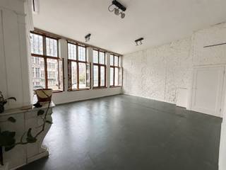 Kantoorruimte te huur op een van de meest prestigieuze locaties van Antwerpen. Dit karaktervolle kantoor van 142 m² bevindt zich op de eerste verdieping van een historisch pand, pal op de Grote Markt.De ruimte bestaat uit twee ruime kamers, een ingerichte keuken, een afzonderlijk toilet en een badkamer. De verbindende doorloop is voorzien van praktische ingemaakte kasten, die heel wat opbergruimte bieden.Vanuit het kantoor geniet u van een uitzonderlijk uitzicht op de Onze-Lieve-Vrouwekathedraal en het indrukwekkende stadhuis. De centrale ligging, naast het iconische Bonaparte, plaatst uw onderneming midden in het historische en bruisende hart van de stad.Openbaar vervoer, winkels en tal van horecazaken bevinden zich op wandelafstand. Een unieke werkplek voor een onderneming die op zoek is naar een centrale locatie met uitstraling, karakter en een onvergetelijk uitzicht.Huidig EPC: 650 kWh/m²/jaar, geldig tot 2028. Na de recente renovatie werd een nieuw EPC aangevraagd