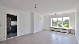 In een rustige woonstraat vlakbij het centrum van Boechout vinden we dit aangenaam appartement met 2 slaapkamers en terras. Op wandelafstand zijn...