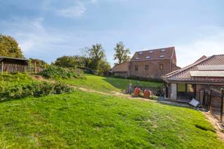Ontdek deze uitzonderlijke eigendom in het landelijke St.-Pieters-Leeuw – een charmante, grotendeels gerenoveerde hoeve met tal van mogelijkheden voor wie wonen en werken wil combineren.<br /><br />De woning omvat 4 ruime slaapkamers en 2 badkamers, met de mogelijkheid om bijkomende kamers te creëren. Het leefgedeelte werd reeds grondig gerenoveerd en biedt modern comfort in combinatie met authentieke elementen, waaronder een prachtige broodoven. De zeer ruime keuken met bijkeuken en berging vormt het hart van de woning en is uitgerust met vloerverwarming en veel natuurlijke lichtinval.<br /><br />Aansluitend bevindt zich een grote werkplaats, momenteel ingericht voor traiteuractiviteiten, incl. koelcel en koude kamer. Het bijgebouw, momenteel in renovatie, biedt bijkomende mogelijkheden voor diverse doeleinden.<br /><br />Buiten geniet u van een uitgestrekte tuin met zwembad en een achterliggende moestuin. De eigendom is uitgerust met 72 zonnepanelen en 3 waterputten, wat bijdraagt aan het duurzame en energiezuinige karakter van het geheel.<br /><br />De hoeve onderging reeds een grondige renovatie met onder meer een nieuw dak, vernieuwde elektriciteit en leidingen. De grote structurele werken zijn achter de rug en de woning verkeert in schilderklare staat, waardoor u alle vrijheid heeft voor een verdere afwerking naar eigen smaak.<br /><br />De ruimtes werden digitaal leeggemaakt mbv ai om het potentieel van de eigendom beter te visualiseren.<br /><br />Voor meer informatie: laura@immoaccenta.be .