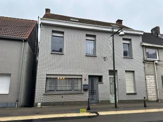 Te renoveren, ruime woning met mogelijkheden, 4 à 5 slaapkamers, garage, zonnige tuin en achteruitweg via de Luc Van Lindenlaan,  centraal...