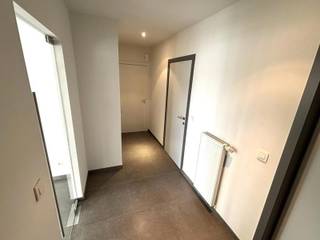 Prachtig, instapklaar tweeslaapkamerappartement met 2 zonneterrassen, autostaanplaats en berging in Ninove! Dit appartement gelegen op de eerste verdieping van een recente residentie "Pollare garden" (bouwjaar 2008) omvat een grote inkomhal met apart toilet, een open en lichtrijke leefruimte met eigentijdse keuken voorzien van kwalitatieve inbouwtoestellen (koelkast, vaatwasser, combi microgolfoven, vitrokeramische kookplaat, dampkap,…). Naast de keuken is er een praktische berging met wasplaats. Verder beschikt het appartement over een master bedroom (17m²) met een ensuite-badkamer met ligbad en wastafel, een tweede ruime slaapkamer (10m²) en een aparte douchekamer met douche en wastafel. Het appartement situeert zich nabij het centrum van Ninove, toch rustig gelegen op wandelafstand van openbaar vervoer (bushalte, treinstation van Ninove,…), winkels en scholen. Nabij belangrijke verbindingswegen richting Brussel-Aalst/Gent-Halle. Geen lift. Overdekte autostaanplaats en een extra private berging (inbegrepen in huurprijs)! CV op aardgas. Dubbele beglazing in aluminium. Energiezuinig! Elektriciteit volledig conform! Graag een bezoek plannen? Vraag naar onze wekelijkse bezoekdag!