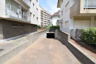 Ruime staanplaats op wandelafstand van de Zeedijk in Duinbergen. Gelegen op -1. Makkelijk te bereiken en vlot toegankelijke staanplaats. <br />Mocht deze parkeerplaats uw interesse opwekken, aarzel dan niet om contact op te nemen! <br />Ref: G1047C.