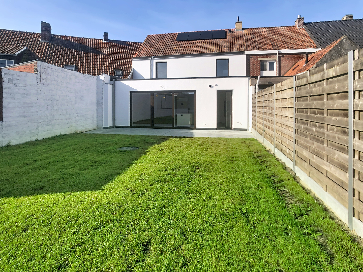 Totaal vernieuwde woning met 4 slaapkamers en inpandige garage - foto 2