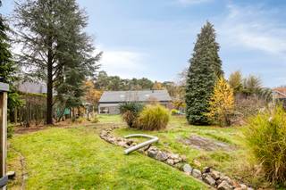 <p><strong>Te koop: Open bebouwing in het groen te Beringen (Koerselsesteenweg)</strong></p>

<p>Op zoek naar ruimte, rust én een centrale ligging? Deze open bebouwing uit 1973 bevindt zich op een prachtig perceel van maar liefst 1.394 m², in een groene en landelijke omgeving, vlakbij het centrum en openbaar vervoer.</p>

<p>De woning biedt een royale bewoonbare oppervlakte en is ideaal voor gezinnen of wie graag ruim woont met privacy. Dankzij het EPC-label C geniet u bovendien van een degelijke energieprestatie.</p>

<p><strong>Indeling:</strong></p>

<p><strong>Gelijkvloers:</strong></p>

<ul><li>Inkomhal met toegang tot de leefruimtes</li><li>Lichtrijke en gezellige woonkamer</li><li>Functionele keuken met rechtstreekse toegang tot de veranda</li><li>Veranda met mooi zicht op de tuin</li><li>Badkamer met basiscomfort</li><li>Wasplaats en apart toilet</li><li>Achterhal</li><li>Vier volwaardige slaapkamers, ideaal voor gezin of thuiswerk</li></ul>

<p><strong>Zolder:</strong></p>

<ul><li>Ruime zolderverdieping, momenteel ingericht als bergruimte</li><li>Mogelijkheid tot het creëren van extra kamers, mits het plaatsen van een vaste trap (onder voorbehoud van de geldende regelgeving)</li></ul>

<p><strong>Kelder &amp;amp; bijgebouwen:</strong></p>

<ul><li>Kelder voor extra opslagruimte</li><li>Garage</li><li>Tuinhuis, ideaal voor hobby of opslag</li></ul>

<p><strong>Troeven:</strong></p>

<p>✔ Ruim perceel van 1.394 m² in een groene omgeving</p>

<p>✔ Ideale combinatie van rust en centrale ligging</p>

<p>Kortom: een woning met veel potentieel, ruimte en uitbreidingsmogelijkheden voor wie comfortabel wil wonen in het groen.</p>

<p>&amp;#128222; Interesse? Neem vandaag nog contact op met uw ERA-makelaar en plan een bezoek!</p>

<p><strong>JOUW DROOMHUIS. ZO GEVONDEN!</strong></p>