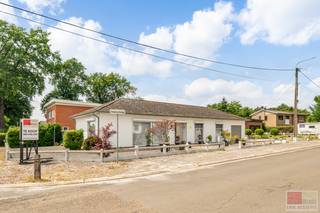 Deze op te frissen bungalow van circa 130 m² is gelegen in een rustige, groene wijk van Genk, ideaal voor wie houdt van rust. De woning is voorzien...