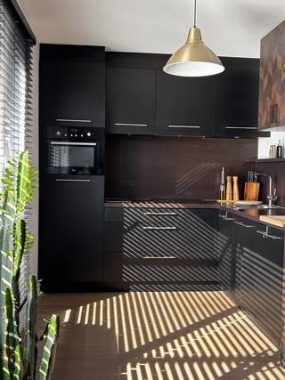 <p>Charmant, lichtrijk en instapklaar dakappartement in Gierle!</p><p>Dit charmante dakappartement is gelegen in een rustige, kleinschalige residentie nabij het gezellige dorpshart van Gierle. U geniet hier van een vlotte verbinding naar de E34 en diverse invalswegen, terwijl openbaar vervoer, winkels en scholen zich op wandelafstand bevinden.</p><p>De leefruimtes op masief eiken parket geven een warme en gezellige sfeer aan het appartement. De leefruimte met open keuken baadt in het natuurlijke licht dankzij een groot schuifraam. Dit raam biedt direct toegang tot het grote, zonnige terras – de ideale plek om in alle rust te ontspannen.</p><p>De inkomhal is voorzien van een apart toilet en leidt naar de master bedroom met ingebouwde kast, een tweede volwaardige slaapkamer en een praktische berging. De badkamer werd recent stijlvol vernieuwd en is uitgerust met zowel een heerlijk ligbad als een moderne inloopdouche. Tot slot biedt een flexibele extra ruimte de mogelijkheid om een derde slaapkamer, thuiswerkplek of speelkamer in te richten.</p><p>Achter het gebouw beschikt u bovendien over een private garage met plaats voor één wagen.</p>