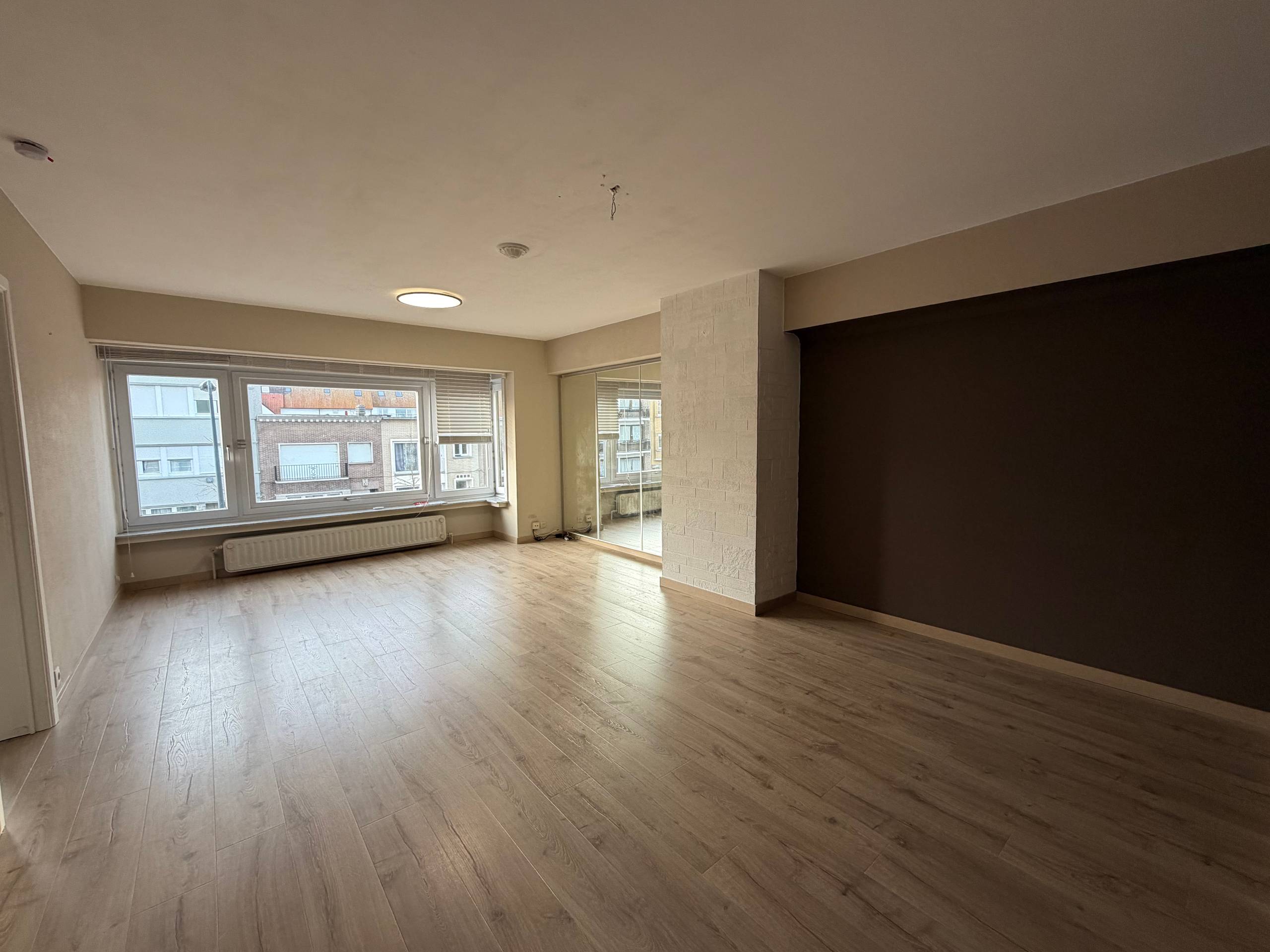 Appartement bien entretenu avec deux chambres situé dans un quartier résidentiel. Dans un immeuble avec ascenseur. - photo 2