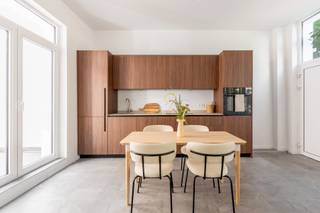 Ben je op zoek naar een prachtig gerenoveerd, instapklaar appartement op een van de meest geliefde locaties van Antwerpen? Dit charmante gelijkvloers appartement ligt in een kleinschalig gebouw op de bruisende Sint-Andriesplaats. Hier woon je midden in de sfeervolle Sint-Andrieswijk, omgeven door gezellige koffiebars, winkels en restaurants, terwijl je binnen geniet van absolute rust.<br /><br />Bij het binnenkomen valt meteen op hoe heerlijk lichtrijk het appartement is. Dankzij de grote raampartijen aan de voorzijde baadt de leefruimte in een zee van natuurlijk daglicht. De uitnodigende zithoek staat in open verbinding met het eetgedeelte en de eigentijdse, open keuken. Deze strakke keuken is recent vernieuwd met kwalitatieve materialen en is volledig uitgerust met alle moderne toestellen. Een grote troef is de directe toegang vanuit de keuken tot een heel leuk, privé terras/stadskoer — de perfecte plek om buiten te ontspannen.<br /><br />Achteraan het appartement vind je een apart toilet, een modern afgewerkte badkamer voorzien van ruime inloopdouche. De royale slaapkamer bevindt zich eveneens aan de rustige achterzijde en biedt alle ruimte voor een groot tweepersoonsbed en kasten, terwijl het grote raam zorgt voor een fijne lichtinval. Het gehele appartement is strak afgewerkt met een onderhoudsvriendelijke tegelvloer en een frisse, tijdloze uitstraling.<br /><br />Zie jij jezelf al wonen op deze droomlocatie in hartje Antwerpen?<br />Maak snel een afspraak voor een bezichtiging via info@goose.be of bel naar 03 369 36 38.