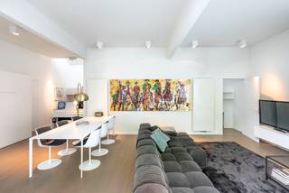 Aan het Sint-Jacobsplein mogen we u deze verborgen parel aanbieden. Een gelijkvloers, high-end loft appartement met een bewoonbare oppervlakte...