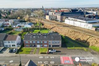Welkom in de Hugo Verriestlaan 26-30, een veelzijdige eigendom op een ruim perceel van maar liefst 2.100 m², centraal gelegen in het hart van Torhout. De site is momenteel ingericht met een handelsruimte, vijf garages en meerdere studentenkamers.<br /><br />Dankzij de uitstekende ligging bevinden openbaar vervoer, supermarkten, restaurants, scholen en tal van andere voorzieningen zich op wandelafstand.<br /><br />De huidige indeling en het gebruik van het gebouw stemmen niet volledig overeen met de vergunde stedenbouwkundige toestand. Hierdoor dienen kandidaat-kopers rekening te houden met twee mogelijke ontwikkelingsscenario’s:<br /><br />- Herstel naar de vergunde/originele toestand<br />Hierbij wordt de oorspronkelijke verticale opsplitsing tussen de verschillende huisnummers (namelijk 26/28/30)hersteld. Voor huisnummer 30 bestaat daarbij de mogelijkheid om een handelsruimte met een bovenliggende wooneenheid te voorzien.<br /><br />- Sloop en herontwikkeling<br />De site biedt eveneens mogelijkheden voor sloop en heropbouw, waarbij volgens de geldende voorschriften een ontwikkeling met circa 3 à 4 woningen kan worden onderzocht. <br /><br />Meer weten over de stedenbouwkundige mogelijkheden of de toepasselijke bouwvoorschriften? Wij bezorgen u graag bijkomende informatie en lichten de mogelijkheden toe tijdens een bezoek ter plaatse.<br /><br />De vermelde prijs is een richtprijs. Elk bod, zowel hoger als lager dan deze prijs, wordt voorgelegd aan de eigenaar, die zich het recht voorbehoudt het bod al dan niet te aanvaarden.