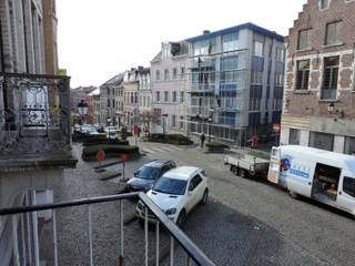 <h3><strong>Aangenaam appartement met 2 slaapkamers, 2 terrassen en topligging</strong></h3><p>Op zoek naar een comfortabel appartement op een <strong>gunstige en centrale locatie</strong>? Dit aangename appartement op de <strong>eerste verdieping</strong> combineert een praktische indeling met een mooie bewoonbare oppervlakte van <strong>70 m²</strong>.</p><p>De woning beschikt over <strong>twee slaapkamers</strong> en maar liefst <strong>twee terrassen</strong>, ideaal om op elk moment van de dag van het buitenleven te genieten. Dankzij het <strong>gunstige EPC</strong> is dit bovendien een interessante keuze voor wie comfort en energiezuinigheid wil combineren.</p><p>De ligging is een absolute troef: <strong>op korte afstand van het centrum, het station en diverse scholen</strong>. Winkels, openbaar vervoer en andere dagelijkse voorzieningen zijn vlot bereikbaar.</p><p>Niet alleen voor eigen bewoning is dit appartement een interessante opportuniteit. Dankzij de <strong>centrale ligging, twee slaapkamers en aantrekkelijke indeling</strong> is het eveneens <strong>bijzonder geschikt als investering voor verhuur</strong>.</p><p>Kom zeker langs op onze kijkdag op dinsdag 15 september! Inschrijven via onderstaande knop! </p>