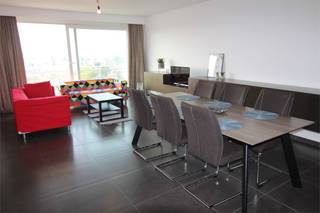 Dit stijlvolle appartement geniet van een absolute toplocatie: op wandelafstand van de bruisende Dageraadplaats en met een vlotte aansluiting op de snelweg.<br /><br />De lichte en ruime leefruimte vormt een heerlijke plek om tot rust te komen en geeft via een groot schuifraam uit op het zonnige terras met prachtig uitzicht.<br />De volledig uitgeruste keuken biedt alle comfort voor dagelijks gebruik.<br /><br />Achteraan liggen twee rustige slaapkamers, waarvan de master bedroom beschikt over een praktische ingebouwde kast.<br />De badkamer is ingericht met een bad/douche en lavabo; het toilet bevindt zich apart.<br />In de inkomhal zorgen meerdere ingebouwde kasten voor extra opbergmogelijkheden.<br /><br />In de gemeenschappelijke kosten zitten het verbruik van water en verwarming inbegrepen. <br />Kortom: een instapklaar appartement op een toplocatie, ideaal voor wie comfort, rust én de nabijheid van gezellige stadsbuurten weet te waarderen.