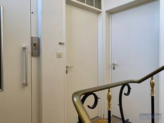 Uitstekend gelegen, zéér lichtrijk 3-slaapkamer appartement op de 4de verdieping van een kleinschalige residentie. Op wandelafstand van Gasthuisberg en het centrum van Leuven. onmiddellijke verbinding naar E-314.<br /><br />Het appartement kreeg een aantal jaren geleden een grondige renovatie. Er werden ondermeer overal nieuwe vloeren voorzien, schilderwerken en een volledig nieuwe keuken.<br /><br />Met de lift of de trap komt u op de 4de verdieping. Via de ruime inkom met ingebouwde vestiaire komt u in de zéér lichtrijke, zonnige woonkamer met gezellige TV-hoek en de open, volledig geïnstalleerde keuken. Eveneens via de woonkamer is er toegang tot een grote slaapkamer achteraan met toegang tot een eerste badkamer voorzien voor een ligbad en enkele wastafel in meubel.<br /><br />Via de nachthal is er toegang tot de 2 andere zéér ruime slaapkamers achteraan en een douchekamer met toilet.<br /><br />Vooraan, over de volledige breedte van het gebouw is er een smal terras, eerder om op te staan dan om te zitten.<br /><br />De huurprijs bedraagt 1.500 euro en een provisie van 240 euro incl. provisie water en verwarming. Excl. elektriciteit.<br /><br />Het appartement is onmiddellijk beschikbaar. Co-housing is mogelijk!<br /><br />Bent u op zoek naar een goed bereikbaar, lichtrijk en ruim appartement met 3 slaapkamers, maak een afspraak via info@immoruelens.be