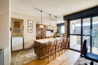 In een rustige straat te Zwijndrecht bevindt zich deze bel-etagewoning met een verrassend ruime indeling. Dankzij de centrale ligging woon je hier rustig, maar toch dichtbij winkels, scholen en belangrijke verbindingswegen.<br /><br />De woning beschikt over een lichtrijke leefruimte met een gezellige open haard en een aansluitende open keuken, wat zorgt voor een warme en aangename leefomgeving. Verder zijn er maar liefst vier slaapkamers, ideaal voor een gezin of voor wie extra ruimte wenst voor een bureau of hobby.<br /><br />Op het gelijkvloers bevinden zich een ruime garage en een praktische berging/wasruimte. Vanuit hier heb je toegang tot de gezellige tuin met terras, waar je in alle rust kan genieten van het buitenleven. <br /><br />Ook technisch biedt deze woning heel wat pluspunten. De ramen en verwarmingsketel werden vernieuwd en met een EPC-label B is dit bovendien een energiezuinige woning.<br /><br />Troeven:<br />• EPC B<br /><br />Ben je op zoek naar een karaktervolle gezinswoning met veel ruimte, een garage en gezellige tuin op een centrale ligging in Zwijndrecht? Contacteer ons gerust voor meer info of een bezoek.