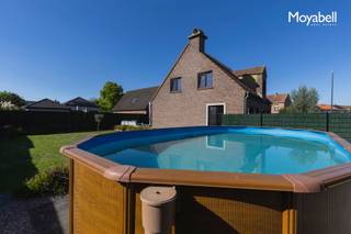 <p>In een rustige, residentiële buurt in Lovendegem, deelgemeente van Lievegem, bevindt zich deze <strong>charmante vrijstaande woning op een mooi hoekperceel</strong>. Scholen, winkels en supermarkten liggen in de nabijheid en ook Gent is vlot bereikbaar.</p>
<p>De woning beschikt over een <strong>lichtrijke leefruimte met gezellige open haard</strong>, aansluitend een open keuken met praktische berging. Verder vind je op het gelijkvloers een badkamer, een apart bureau en een <strong>veelzijdige polyvalente ruimte</strong>. Een absolute troef voor wie wonen en werken wil combineren, met alle mogelijkheden voor een eigen praktijk, een professioneel thuiskantoor of een zelfstandige activiteit aan huis.</p>
<p>Op de verdieping bevinden zich <strong>vier ruime slaapkamers</strong>, ideaal voor het hele gezin.</p>
<p>Buiten geniet je van een <strong>ruime, zonnige en volledig afgesloten tuin</strong> met verschillende terrassen, waar rust en privacy centraal staan. De ruime oprit met <strong>automatische toegangspoort</strong> zorgt voor extra comfort.</p>
<p>Dankzij de opfrissingswerken en nieuwe ramen in 2021 is de woning <strong>instapklaar, verzorgd en energiezuinig </strong></p>
<p><strong>Een veelzijdige gezinswoning waar comfortabel wonen, privacy en professionele mogelijkheden samenkomen. Absoluut een bezoek waard!</strong></p>
<p></p>