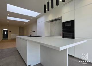 Welkom in deze recent volledig gerenoveerde woning met gunstig EPC-label B, op een vlot bereikbare locatie in Kortrijk. <br /><br />De woning biedt veel ruimte en comfort, en is ideaal voor wie op zoek is naar een combinatie van wonen en eventueel thuiswerken.<br /><br />Bij het betreden van de woning kom je in de ruime inkomhal met berging en gastentoilet. Aansluitend bevindt zich de aangename leefruimte, met een moderne open keuken en een raampartij die uitkijkt op de aangename stadstuin met 2 terrassen. Op de eerste verdieping is er een grote slaapkamer en een luxebadkamer. De tweede verdieping telt nog twee ruime slaapkamers, ideaal dus voor een gezin of wie graag extra bureauruimte heeft.<br /><br />De huurprijs bedraagt 1100 euro/maand.