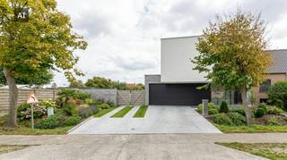 Certaines maisons se sentent bien dès le premier pas. Cette maison exclusive, située à Saint John, dans un tel endroit ! Un design sophistiqué dans lequel des matériaux de haute qualité et les dernières techniques, telles que le chauffage par le sol (en dessous et en haut), les panneaux solaires et le label EPC A, rendent tout simplement le quotidien plus agréable. <br /><br />À l'intérieur, tout tourne autour de la lumière et de l'espace. L'espace de vie est doté de spacieuses fenêtres en aluminium qui rendent tangible le lien avec le jardin. Avec 4 chambres (dont 1 avec dressing), un bureau séparé et un double garage intérieur, la maison dispose de beaucoup d'espace. <br /><br />Et puis il y a le jardin. Grâce à l'orientation sud, vous pourrez profiter de chaque rayon de soleil, tandis que la piscine extérieure chauffée vous invite à profiter de longues journées d'été. Ajoutez à cela son emplacement privilégié, près de l'autoroute A19, et vous savez que c'est une opportunité unique. <br /><br />GÉNÉRAL : <br />- Chauffage au sol au gaz naturel (chaudière à condensation), inférieur et supérieur <br />- Étiquette EPC A <br />- Inspection électrique à blanc<br />- Maison sans danger pour l'amiante<br />- Connexion extrêmement fluide à l'A19 <br />- Piscine extérieure chauffée par pompe à chaleur<br />- Cuisine haut équipée avec spacieuse buanderie attenante et cave<br />- Panneaux solaires disponibles (8 840 wc) <br />- Garage double avec possibilité de salle de douche séparée <br />- Belle porte en fonte avec verre cathédrale <br />- Beaucoup d'espace de stationnement sur le côté est de la maison.<br /><br /><br /><br />Registre des mesures: non<br /><br />Les images générées par l’IA sont fournies en guise d'inspiration. Elles ne tiennent pas compte des spécifications techniques, ni des renseignements urbanistiques, ni des possibilités concrètes de réalisation.