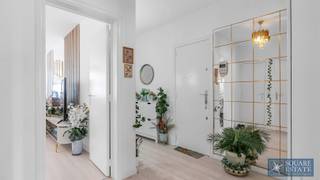 <p><span>Square Estate stelt u dit mooie appartement te koop voor, gelegen in een middelgrote mede-eigendom en met aangename volumes en een functionele indeling.</span></p><p><span>Het appartement bestaat uit een ruime inkomhal die toegang geeft tot een aangename leefruimte, een volledig uitgeruste keuken en een praktische berging. De leefruimte geeft uit op een eerste terras van ongeveer 5 m².</span></p><p><span>Het nacht gedeelte omvat twee slaapkamers, met toegang tot een tweede terras van ongeveer 2 m², evenals een douchekamer en een apart toilet.</span></p><p><span>Het appartement is eveneens uitgerust met een videofoon en beschikt over een EPC C, dicht bij niveau B, wat zorgt voor een goede energieprestatie. De ramen bestaan deels uit enkele beglazing met metalen profielen en deels uit dubbele beglazing met PVC-raamprofielen.</span></p><p><span>De verwarming gebeurt momenteel via een gemeenschappelijke stookolieketel. De mede-eigendom is echter bezig met de omschakeling naar een verwarmingssysteem op gas.</span></p><p><span>De gemeenschappelijke lasten omvatten onder meer water, verwarming en de kosten verbonden aan de gemeenschappelijke delen van de mede-eigendom.</span></p><p><span>Een buiten parkeerplaats vervolledigt het geheel.</span></p><p><span>Dankzij de aangename indeling, de twee terrassen, de goed verdeelde ruimtes en de parkeerplaats is dit appartement zowel geschikt voor eigen bewoning als voor een investering.</span></p><p><span>Voor bijkomende informatie of om een bezoek te plannen, contacteer Square Estate op 02/460.42.01 of via <span>info@square-estate.be</span></span><span> </span></p>