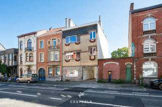 Contacteer Elynn op 0494131405 om een bezoek te plannen. <br /><br />Bent u op zoek naar een ruim en gerenoveerd appartement op een centrale locatie nabij<br />Gent? Of bent u als investeerder op zoek naar een appartement met een bestaande<br />huuropbrengst?<br /><br />Dit gerenoveerde gelijkvloers appartement van 108 m² aan de Land Van Waaslaan 120<br />in Sint-Amandsberg biedt een mooie combinatie van ruimte, comfort en een interessante<br />ligging.<br /><br />Indeling appartement : inkomhal, keuken/leefruimte, 2 badkamers, 2 toiletten, 3 volwaardige<br />slaapkamers, wasruimte, kelder ,… waardoor het zowel geschikt is voor een gezin, als voor<br />koppels, of investeerders. Er is een aparte toegang waardoor de voorste en achterste ruimte<br />kunnen gescheiden zijn van elkaar en mogelijkheden biedt voor wie dit wenst. Dankzij de<br />ligging op het gelijkvloers is de woning bovendien vlot toegankelijk.<br /><br />Een belangrijke troef is de centrale ligging in Sint-Amandsberg, vlak bij Gent-Dampoort.<br />Van hieruit zijn het centrum van Gent, het station en verschillende belangrijke<br />verbindingswegen vlot bereikbaar. In de directe omgeving vindt u tal van voorzieningen zoals<br />winkels, scholen, horeca en openbaar vervoer. De nabijheid van station Gent-Dampoort<br />maakt deze locatie bovendien bijzonder praktisch voor wie zich dagelijks naar Gent of de<br />omliggende gemeenten verplaatst.<br /><br />De combinatie van de centrale ligging en de goede bereikbaarheid maakt het appartement<br />interessant voor zowel eigen bewoning als verhuur.<br />Het appartement is momenteel verhuurd aan €1.200 per maand, wat overeenkomt met<br />een netto rendement van 4,16 %. Dit maakt het appartement interessant voor wie op zoek is<br />naar een vastgoedbelegging met een bestaande goede huurder en een onmiddellijke<br />huuropbrengst.<br /><br />De belangrijkste troeven op een rij: bewoonbare opp. van maar liefst 108m², gerenoveerd<br />appartement, gelijkvloers , 3 ruime slaapkamers: 18 m², 15 m² en 9 m², kelder aanwezig,<br />EPC-label C = 292 kWh/m²/jaar, Momenteel verhuurd aan €1.200/ maand, netto<br />huurrendement van 4,16 %, Vlak bij Gent-Dampoort, goede bereikbaarheid en nabijheid<br />van Gent-centrum<br />Kortom, aarzel niet langer en kom deze topper ontdekken.