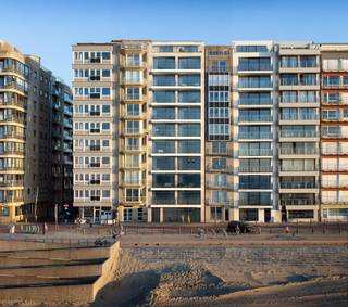 <p><span>Exclusief nieuwbouwproject op de zeedijk van Blankenberge met een fenomenaal zicht op de Noordzee &amp; het iconische Oosterstaketsel. </span></p><p><span>De residentie situeert zich vlakbij de uitgestrekte jachthaven.</span></p><p><span>Luxueus afgewerkte 2- en 3-slaapkamerappartementen op een toplocatie. </span></p><p><span>De praktische indeling, ruime terrassen en klassevolle architectuur typeren dit project. </span></p><p><span>Unieke penthouse-appartementen met 3 slaapkamers en 2 terrassen. </span></p><p><span>U kan kiezen voor de hoogstaande standaardafwerking of u kan het appartement afwerken naar eigen keuze. </span></p><p><span>Privatieve kelderbergingen en een ruime fietsenstalling bieden u optimaal comfort. </span></p><p><span>De residentie bevindt zich op wandelafstand van de Grote Markt, het winkel-wandelgebied en de tram. </span></p><p><span> </span></p><p><span>Oplevering voorjaar 2027. Prijzen vanaf  €450.000*. </span></p><p><span> </span></p><p><span>Op de website kan u het ganse aanbod raadplegen.</span></p><p><span>WWW.IMMOMARINA.BE </span></p><p><span> </span></p><p><span>*Neem contact met ons kantoor om de bijkomende kosten en voorwaarden te kennen. </span></p><p><span> </span></p><p><span> </span></p>