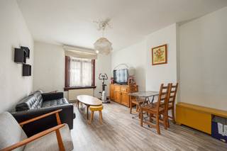Op de eerste verdieping van Adegemstraat 91 in Mechelen bevindt zich dit duplex appartement met 2 slaapkamers. Het appartement heeft een praktische indeling en biedt aangename leefruimte, ideaal voor een koppel, kleine gezinssituatie of wie een extra kamer zoekt als bureau.<br /><br />Bovendien is er een ruime zolder aanwezig.<br />Handig voor voldoende opbergruimte.<br /><br />De ligging is een duidelijke troef. U woont hier centraal in Mechelen, met winkels, voorzieningen en openbaar vervoer in de nabije omgeving. Dankzij de goede bereikbaarheid is dit een interessant appartement voor wie comfortabel en centraal wil wonen.<br /><br />Het appartement is momenteel verhuurd.<br /><br />Contacteer ons via 0492 83 88 19 of jarno@groepvanhaute.be