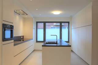 Op een steenworp van het centrum van Zottegem bevindt zich deze prachtig afgewerkte en instapklare woning die uitblinkt in wooncomfort, stijl en energiezuinigheid. Dankzij de renovatie combineert deze woning een moderne uitstraling met een warm woongevoel, ideaal voor wie zorgeloos wil intrekken.<br /><br />Bij het binnenkomen valt meteen de logische en open indeling op. Vanuit de inkomhal met gastentoilet en wasplaats komt u in de lichtrijke leefruimte, waar grote raampartijen zorgen voor een ruimtelijk gevoel en een mooi zicht op de tuin. De moderne, volledig geïnstalleerde keuken sluit naadloos aan en vormt het hart van de woning.<br /><br />Op de eerste verdieping bevinden zich twee comfortabele slaapkamers en twee stijlvolle badkamers, voorzien van alle hedendaags comfort. De tweede verdieping biedt nog twee ruime slaapkamers en een technische ruimte/berging, ideaal als extra opslag, hobbykamer of bureauruimte.<br /><br />Buiten geniet u van een onderhoudsvriendelijke, afgesloten en zonnige tuin met terras, perfect voor gezellige avonden en momenten in het groen. Dankzij de praktische zij-ingang is de tuin rechtstreeks toegankelijk.<br /><br />De woning is uitgerust met tal van moderne voorzieningen zoals vloerverwarming op het gelijkvloers, zonnepanelen, verlichtingsarmaturen en een kelder. Met een EPC van slechts 65 kWh/m² beschikt u over een toekomstgerichte en energiezuinige thuis.<br /><br />De woning is beschikbaar vanaf 01/02/2026. Hebt u interesse? Dien dan gerust online uw bezoekaanvraag in, wij nemen contact met u op om een bezoekmoment vast te leggen.<br /><br />