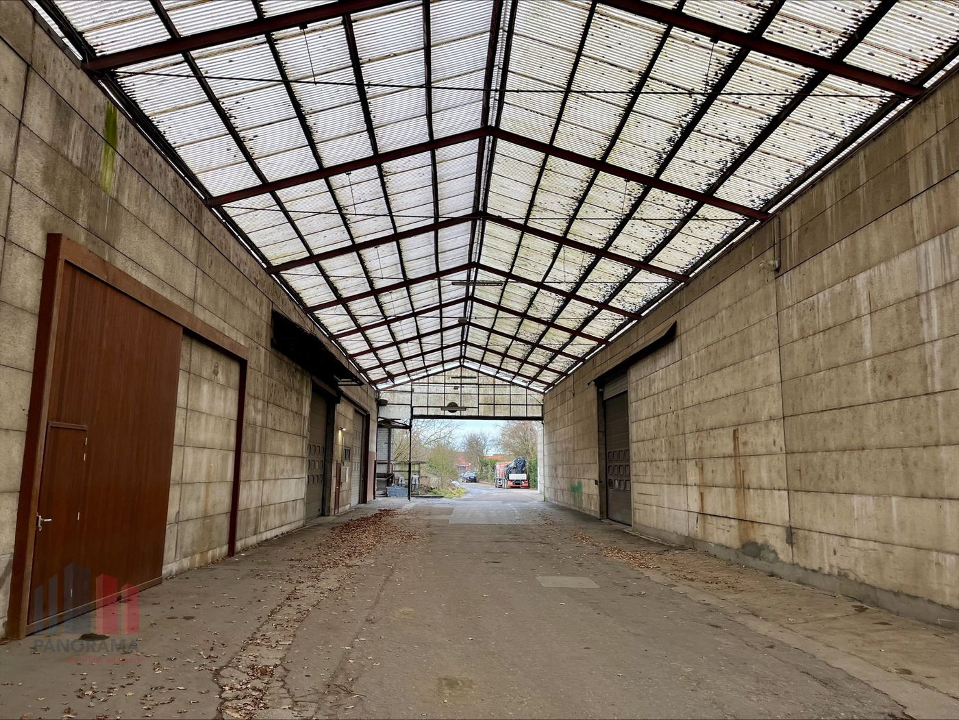 OPSLAGRUIMTE VAN 2.470 m² MET SECTIONALE POORT NABIJ DE E313 - photo 3