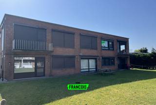 In een rustige omgeving in de Vosseslag bevindt zich dit lichtrijke, gerenoveerde appartement, op slechts 800 meter van het strand en op korte afstand van het commerciële centrum van De Haan. Hier geniet u van een aangename woonomgeving, omringd door rust en groen, met alle nodige voorzieningen binnen handbereik.<br /><br />Het appartement omvat een gezellige woonkamer met open keuken, een praktische berging, één slaapkamer en een badkamer uitgerust met een douche en wastafel. Een extra meerwaarde is de ruime gemeenschappelijke tuin, waar u heerlijk kunt ontspannen.<br /><br />Provisie gemeenschappelijke kosten: €50,00/maand.<br /><br />BEZOEKDAG: 26/06/2026<br /><br />Beschikbaar vanaf 1 juli 2026.<br /><br />Bent u op zoek naar een instapklaar appartement op een steenworp van zee? Aarzel dan niet en plan vandaag nog uw bezoek via dehaan@immofrancois.be.<br /><br />