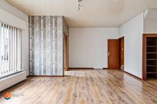 Op een goede locatie te Elzenstraat (SKW) bevindt zich deze ruime, op te frissen woning met 5 slaapkamers. U bevindt zich hier in het centrum, vlakbij winkels, eet-en drankgelegenheden, scholen en het openbaar vervoer. Verder geniet u van een uitstekende bereikbaarheid, op minder dan 5 minuten van de oprit E19 richting Antwerpen of Brussel. <br /><br />We betreden de woning via de inkomhal. De leefruimte kunt u inrichten met een gezellige zithoek en aparte eetplaats. Aanpalend bevindt zich een eerste kamer dewelke u ook kan inrichten als bureau of speelruimte. Verder beschikt u op het gelijkvloers over een geïnstalleerde keuken en de badkamer uitgerust met een ligbad, lavabomeubel en toilet. <br />Via de nachthal op de eerste verdieping bereikt u 3 ruime slaapkamers. De zolderverdieping is volledig afgewerkt en kan gebruikt worden als 5e slaapkamer. Ten slotte beschikt u over een goed georiënteerd tuintje. Langs de linkerkant van de woning heeft u doorgang van 1m naar de tuin.<br /><br />U bent verplicht deze woning binnen de 6 jaar na aankoop grondig energetisch te renoveren tot minimum EPC-label D.  <br /><br />Dit is een uitstekende opportuniteit als u op zoek bent naar een ruime woning met 4 à 5 slaapkamers in het centrum van Elzenstraat. Contacteer ons voor meer informatie op 0480 66 14 77of neem een kijkje op www.boonstravastgoed.be. <br /><br />Bijzonderheden: <br />- 5 slaapkamers<br />- Tuin aanwezig<br />- Centrale ligging