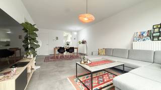 <p>Bij ImmoFusion 7/7 “open huis” : klik op onze 3D-TOUR.<br />Ervaar vastgoed alsof je er zelf doorloopt!</p>
<p>Op zoek naar een gezellige woning in het centrum van Heusden? Dan is deze woning zeker een bezoekje waard. Je woont hier op een centrale ligging, met winkels, horeca en dagelijkse voorzieningen letterlijk binnen handbereik. En als extra troef heb je een heerlijk buitenterras/daktuin waar je na een drukke dag lekker tot rust kunt komen.</p>
<p>Via de inkomhal kom je de woning binnen. Hier is er handige bergruimte en een apart toilet voorzien. Loop je verder, dan kom je in de aangename leefruimte. De woonkamer en open keuken sluiten mooi op elkaar aan, waardoor je een gezellige en open sfeer krijgt.</p>
<p>De keuken is modern ingericht en voorzien van de nodige toestellen. Er is bovendien heel wat kastruimte, zodat je alles netjes kunt opbergen. Dankzij de open indeling blijf je tijdens het koken gezellig betrokken bij de rest van de leefruimte.</p>
<p>Ook de badkamer mag gezien worden. Deze is uitgerust met een ruime inloopdouche, een mooi badmeubel met dubbele wastafel, een spiegelkast én een toilet. Alles wat je nodig hebt dus, in een verzorgde en praktische ruimte.</p>
<p>Boven vind je twee mooie, volwaardige slaapkamers. Beide kamers zijn ruim genoeg om er een comfortabele slaapkamer van te maken en bieden daarnaast nog mogelijkheden voor bijvoorbeeld een dressing, bureau of hobbyruimte.</p>
<p>Maar de echte verrassing is misschien wel de buitenruimte. Het mooie terras/de daktuin is een heerlijke plek om van het zonnetje te genieten, gezellig iets te drinken met vrienden of gewoon even te ontsnappen aan de dagelijkse drukte. Een fijne buitenplek die deze woning helemaal compleet maakt.</p>
<p>Ook qua ligging zit je hier goed. De Koolmijnlaan is gekend om haar grote aanbod aan winkels en gezellige horecazaken. Voor je dagelijkse boodschappen hoef je zelfs niet ver te gaan: een grote supermarkt ligt vlakbij. Alles wat je nodig hebt, bevindt zich dus in de directe omgeving.</p>
<p>Een woning die vooral uitblinkt in comfort, gezelligheid en ligging. Ideaal voor wie centraal wil wonen en graag alles dichtbij heeft, maar toch wil kunnen genieten van een eigen buitenruimte.<br /><br />Pluspunten:<br />- Instapklare woning<br />- 2 volwaardige slaapkamers<br />- Moderne en open keuken <br />- Veel kastruimte in de keuken<br />- Mooie badkamer met inloopdouche<br />- 2 toiletten (1 apart)<br />- Handige bergruimte<br />- Prachtig buitenterras/daktuin van 48m²<br />- Zeer centrale ligging<br />- Winkels, supermarkt en horeca vlakbij<br /><br />Maatregelen opgenomen in het Maatregelenregister: nee<br /><br />Voor een bezichtiging ter plaatse of meer info, bel ons op 078/78.78.70, of kom gewoon binnen op ons kantoor, steeds welkom!</p>