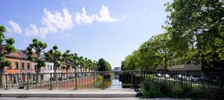 Hier wonen is alles te voet, per fiets of openbaar vervoer kunnen doen : ontspanning op de nabijgelegen Vlasmarkt, winkelen in de Dampoortstraat, scholen en unifs op minuten afstand.<br />Deze goed onderhouden woning heeft 4 (asymmetrische) slaapkamers, 2 wc's , bruikbare keuken, badkamer waarvan het bad eerstdaags wordt vervangen door een douche.<br /><br />Ramen zijn HR, dak is geïsoleerd, Cv met HR-ketel : de EPC (in aanvraag) kan enkel door de aanwezigheid van kelder en afwezigheid van facturen een D zijn. Alleszins GEEN renovatieverplichting.<br /> <br /><br />Ideaal als uitvalsbasis voor de studerende kinderen. Goedkoper dan een kot en instapklaar voor het volgend schooljaar.