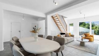 BEZOEKMOMENT : 4 individuele slots op maandag 10/08 tussen 16-18u. Inschrijven via www.immo3000.be<br />Ben je op zoek naar een ruime woning , volledig gerenoveerd en met een mooie tuin, en dat op geen 5 km van Leuven (station) ? Dan heeft Immo3000 deze woning te koop voor jou in de buurt van Leuven, op de grens Kessel-Lo en Linden.<br />Indeling : inkom met gastentoilet, grote open leefruimte met nieuwe geïnstalleerde keuken, eetplaats en living. <br />Schuifraam naar een groot terras en eerste tuin , met aansluitend nog een hele grote tuin. Kleine kelder.<br />Eerste verdiep : 3 grote slaapkamers met mooie parket en ruime badkamer met bad en douche en toilet. <br />Tweede verdiep : nog 2 slaapkamers en een ruime douchekamer met toilet.<br />Volledig gestript en gerenoveerd in 2026 : warmtepomp , zonnepanelen, nieuwe ramen dubbel glas, alles blinkenieuw.<br />Privé parkeergelegenheid voor 2 auto's naast je woning, bushalte vlakbij, dus alle mobiliteit , terwijl deze straat zeer rustig gelegen is aan de rand van een groot bos. Scholen en winkels van Linden en Kessel-Lo/Leuven op fietsafstand.<br />Meer weten ? Bezoeken uitsluitend op afspraak, boek uw bezoek via 016 60 3000 of info@immo3000.be . <br />Eerst is eerst, prijs is vast.