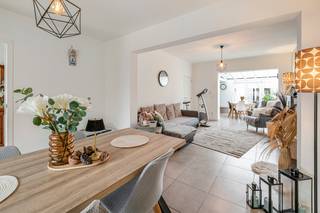  GERENOVEERDE KNAPPE  EIGENDOM MET GROTE GARAGE <br />hal, sfeervolle living, ingerichte keuken in cottage stijl met knusse aanpalende eethoek, aparte w.c. badkamer met strak badmeubel en inloopdouche <br />leuke terras met pad langsheen de grote brede garage naar een 2 de terras ( u kan deze volledig omheinen )<br /><strong>1 ste verd</strong> 2  ruime slaapkamers 3 de kleine  kamer = dressing<br /><strong>2 de verd</strong>  zeer leuke ruime slaapkamer in loftstijl <br /><br />ELEK CONFORM  EPC 145 KORTOM TOP EIGENDOM <br /> 