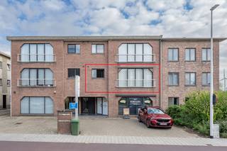 <div>Dit verzorgde appartement werd in 2022 grondig gerenoveerd en biedt een praktische indeling en een aangename woonomgeving.<br /><br /><strong>INDELING<br /></strong>Het appartement beschikt over een ruime en lichtrijke leefruimte, een keuken, badkamer met dubbele lavabo, 2 slaapkamers en een praktische berging. Vanuit de leefruimte is er toegang tot het terras, dat bovendien geniet van een mooi open groen zicht, geen inkijk.</div>
<div>Een belangrijke extra troef is de garage met sectionale poort, aan te kopen aan € 25.000.</div>
<div>Vooraan parkeerplaats van de gemeenschap. <br /><br /><strong>POSITIEVE ASPECTEN<br /></strong>- Gerenoveerd in 2022<br />- Gunstig EPC: B – 152 kWh/m²<br />- Elektrische installatie conform<br />- Asbestveilig<br />- Warmtepomp/airconditioning van Fujitsu<br />- Rolluiken (elektrisch)<br />- Ruim terras met open groen zicht<br />- Praktische berging<br />- Garage met sectionale poort en voorzien van elektriciteit</div>