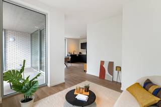 Ontdek de modelappartementen – 6% btw mogelijk (onder voorwaarden)<br />Of u nu op zoek bent naar een eigen thuis of wil investeren in vastgoed, dit project biedt interessante voordelen.<br /><br />Wonen in hartje Lier, op een steenworp van de levendige Berlarij? In Hof Berlamuze kan het. Dit eigentijdse woonproject combineert duurzaam bouwen met een rustige, autoluwe en groene omgeving.<br />Dankzij het verlaagde btw-tarief van 6% (sloop en heropbouw, onder voorwaarden) kunnen zowel particulieren die zelf verhuizen als investeerders profiteren van dit fiscaal voordeel.<br /><br />Oplevering dit najaar! De bouwwerken naderen hun finale fase en de modelappartementen staan klaar om bezocht te worden. Ervaar zelf de kwaliteitsvolle afwerking en de aangename woonbeleving.<br />Het project bestaat uit zeven kleinschalige woonvolumes rond een groen binnenplein. Het aanbod varieert van compacte 1-slaapkamerappartementen tot ruime gezinswoningen met 4 slaapkamers. Zo is er voor elk type bewoner een passende woonoplossing.<br /><br />Met de muziekschool vlakbij en het bruisende stadsleven van Lier binnen handbereik, woon je hier op een unieke plek waar natuur, water en cultuur samenkomen.<br /><br />Interesse? Aarzel dan niet ons te contacteren op 03 337 50 70 of surf naar www.vbvastgoed.be.