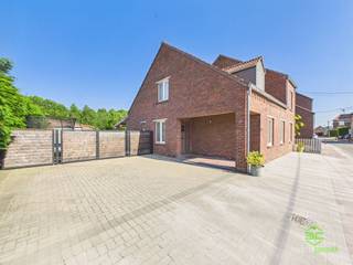 <p><span>Op een rustige ligging aan de zijstraat van de Grote Steenweg tussen Sint-Truiden en Dormaal vinden we deze instapklare gezinswoning op een perceel van 8a 75ca. </span></p><p><span>Het centrum van Zoutleeuw ligt op slechts 2km. Hier vinden we scholen, horeca, supermarkten, sportmogelijkheden, … allemaal terug.</span></p><p><span>Op wandelafstand van de woning ligt er een buurtsupermarkt en zijn er verschillende wandel- en fietsroutes. </span></p><p><span>Dankzij de nabijgelegen steenweg is er een vlotte verbinding richting de oprit van de E40 in Tienen. </span></p><p><span> </span></p><p><span>Er werden recent al wat renovatiewerken doorgevoerd. Zo werd er een nieuwe keuken en badkamer geplaatst, werd het dak geïsoleerd en is er een hoogrendementsketel op aardgas uit 2012 aanwezig. </span></p><p><span> </span></p><p><span>Binnenkomen doen we in de inkomhal waar een gastentoilet voorzien werd alsook een berging/bureau. De keuken is voorzien van alle nodige toestellen, voldoende opbergruimte en beschikt over een zitgelegenheid. De woonkamer met eetkamer werden aan de voorkant ondergebracht en genieten van een aangename lichtinval. Via de achterhal bereiken we de tuin en het terras, maar is er ook de handige wasplaats te vinden. </span></p><p><span>Op de bovenverdieping liggen er drie ruime slaapkamers waarvan eentje beschikt over een mezzanine naar de zolder. De vernieuwde badkamer beschikt over een ruime inloopdouche, een aangenaam ligbad, een toilet en een lavabomeubel. </span></p><p><span> </span></p><p><span>De ruime tuin is omheind en beschik over een groot overdekt terras en een garage. </span></p><p><span>Daarnaast is er nog voldoende parkeergelegenheid.</span></p><p><span>De westelijke oriëntatie van de tuin zorgt ervoor dat men van in de vroege namiddag tot in de late uren optimaal kan genieten van de zon. </span></p><p><span> </span></p><p><span>Pluspunten:</span></p><p><span>- centrale ligging</span></p><p><span>- instapklaar</span></p><p><span>- perceel van 8a 75ca</span></p><p><span> </span></p><p><span>De vermelde bewoonbare oppervlakte is de netto-oppervlakte van de woning met uitzondering van de bijgebouwen.</span></p>