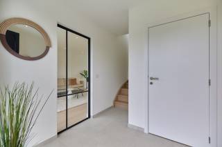 Hectaar realiseert een exclusief woonproject op een centrale en rustige locatie in Belsele, omgeven door groen. Lot 02 betreft een energiezuinige open bebouwing op een ruim perceel van 600m², met een bewoonbare oppervlakte van 170m² en een vaste trap naar de zolderverdieping van 56m², die de mogelijkheid biedt tot verdere afwerking.<br /><br /><strong>Indeling van de woning</strong><br />Gelijkvloers: inkomhal met gastentoilet, ruime berging/wasruimte, lichtrijke leefruimte met open keuken (50m²)<br />Verdieping: nachthal met afzonderlijk toilet, drie volwaardige slaapkamers (16,38m² - 13,67m² - 11,70m²), ruime badkamer met ligbad, inloopdouche en dubbele lavabo<br />Zolder: vaste trap naar de zolderverdieping (46,08m²) – afwerkingsmogelijkheden naar eigen wens<br /><br /><strong>Duurzaam en comfortabel wonen</strong><br />- Energiezuinige bouw – klaar voor de toekomst<br />- Vloerverwarming op het gelijkvloers<br />- Zonnepanelen inbegrepen<br />- Regenwaterput van 10.000L – aangesloten op toiletten, wasmachine en buitenkraan<br />- Centrale ligging – vlotte verbinding met voorzieningen en openbaar vervoer<br />- Groene omgeving – rust en ruimte verzekerd<br />- Inclusief private parkeerplaats – centraal gelegen op het woondomein<br /><br />Bent u op zoek naar een ruime en energiezuinige nieuwbouwwoning in een groene, rustige omgeving?<br />Ontdek de plannen op www.hectaar.be of neem contact met ons op voor meer informatie en een persoonlijke afspraak.