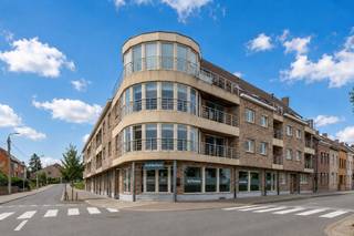 Een geriefelijk en ruim 2-slaapkamer appartement (EPC: B) met 2 terrassen, een gesloten garagebox en kelder gelegen vlakbij het station en openbaar vervoer te Halle (Broekborre).<br /><br />Op de tweede verdieping (met lift): inkomhal, apart toilet, living/eetplaats (36.00m²), ingerichte open keuken (12.50m² - dubbel verlek, kookplaat, vaatwasser, dampkap, koelkast, oven), berging/wasplaats, douchekamer (5.75m² - douche, dubbele lavabo met meubel), 2 slaapkamers (13.25 / 9.50m²);<br />Verder: zuid &amp; west gerichte terrassen met aangenaam uitzicht op kanaal, kelder en ruime garagebox. <br /><br />Buitenschrijnwerk PVC dubbele beglazing - Centrale verwarming op aardgas (condensatieketel) + airco warmtepomp koud/warm<br />KI: 1.212 EUR<br />Nutsvoorzieningen: individuele tellers water, gas en elektriciteit<br />EPC: 114 kWh/m² - Label - UC: 3921427<br /><br />Stedenbouwkundige inlichtingen aangevraagd.