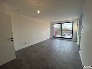 <p>L'appartement a une superficie d'environ 57,7 m², comprend une chambre et dispose d'une terrasse agréable de 6 m², où vous pourrez toujours lire un livre ou prendre un verre et grignoter en toute tranquillité et intimité. Au sous-sol se trouve un vaste parking souterrain comprenant une place de garage et un débarras.</p><p>L'agencement de l'appartement est le suivant : un vaste hall d'entrée avec toilettes et lavabo, un espace de vie rectangulaire donnant sur une cuisine ouverte (environ 25 m² au total), une buanderie/débarras, une chambre de 11 m² et une salle de bains équipée avec meuble-lavabo et douche. L'appartement est équipé d'un chauffage au sol alimenté par une chaudière murale à condensation au gaz et d'un système de ventilation mécanique de type D.</p><p>L'appartement bénéficie d'un emplacement calme mais central dans le centre de Gooreind, à quelques minutes à pied de nombreux commerces et des transports en commun.  </p><p>Particularités :<br />Label EPC favorable (construction neuve)<br />Place de parking souterraine n° 6 et cave de rangement n° 17<br />Disponible à partir du 1er novembre 2026<br />Charges mensuelles : 50 €</p><p><span><span> </span></span></p>