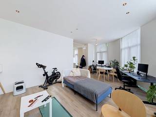 Dit appartement in de Slachthuisstraat kent een unieke en uiterst functionele indeling. Op het gelijkvloers bevindt zich de zeer ruime woonkamer met aansluitend de keuken en de badkamer. Deze verdieping vormt een grote, open en lichtrijke basis voor het dagelijkse leven.<br /><br />De ligging is een absolute troef voor wie houdt van een vlotte bereikbaarheid. U bevindt zich hier op amper 5 minuten fietsen of 15 minuten wandelen van het bruisende centrum van Gent. Daarnaast woont u op slechts één straat verwijderd van de R40 (de Gentse stadsring), wat een directe en snelle toegang geeft tot alle belangrijke invalswegen en snelwegen rond de stad.<br /><br />Via de vaste trap bereikt u niveau -1, waar zich de twee volwaardige slaapkamers bevinden. Omdat deze kamers zich deels onder de grond bevinden, genieten ze van een uitstekende natuurlijke isolatie: in de warme zomermaanden blijft het hier heerlijk koel, wat garant staat voor een optimale nachtrust. Er is via speciaal ontworpen lichtgleuven overal gedacht aan natuurlijk daglicht. In de wintermaanden zorgt de centrale verwarming met radiatoren voor een aangename en gezellige warmte doorheen het hele appartement.<br /><br />Indeling van het appartement:<br />Gelijkvloers: Inkomhal - woonkamer - keuken - badkamer - toilet.<br />Niveau -1: Slaapkamer 1 - slaapkamer 2.<br /><br />Kosten voor het onderhoud van de gemene delen staan op 75,00 EUR/maand in de vorm van een provisie.<br /><br />Beschikbaarheidsdatum: 01/10/2026
