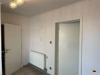 <p><span>Instapklare gezinswoning met 3 slaapkamers en leuke tuin op gunstige locatie</span><span><br /><br />Deze halfopen bebouwing treffen we aan in Hoepertingen, een leuke deelgemeente van<br />Tongeren-Borgloon. Alle nodige voorzieningen zijn makkelijk bereikbaar en de verbindingen<br />zijn uitstekend.<br /><br />De woning heeft een aangename indeling. We onderscheiden het volgende:</span></p><p><span>Gelijkvloers:</span><span><br />Inkomhal met gastentoilet, bureauruimte (ideaal voor thuiswerk), ruime leefruimte met<br />salon- en eetkamergedeelte en een open keuken met eiland, uitgerust met alle comfort<br />en een prachtig uitzicht op de tuin, wasplaats/berging, hal met trap naar de verdieping.<br /></span><span>Eerste verdieping: </span><span><br />Nachthal met inbouwkasten, 3 ruime slaapkamers van respectievelijk 22, 18 en 17 m²,<br />badkamer met ligbad, douche, toilet en dubbele lavabo.<br /><br />Achteraan de woning treffen we een aangenaam en zonnig terras en een leuke tuin. De <br />stallingen bieden de nodige opslagruimte en er is een ruime aparte garage met fos.<br /><br />Op vlak van technieken onderscheiden we het volgende:<br />* Centrale verwarming op stookolie (ketel: 2009)<br />* Veelal hoogrendementsbeglazing in pvc omkadering</span></p><p><span> </span></p><p><span>Wenst U meer informatie over deze woning of een bezichtiging?<br />Contacteer ons via 012 26 22 05 of info@hetimmohuis.be</span></p>