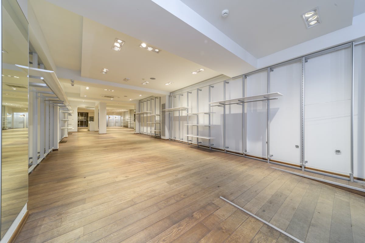 Ruim handelsgelijkvloers (415m²) te huur in De Panne - foto 4