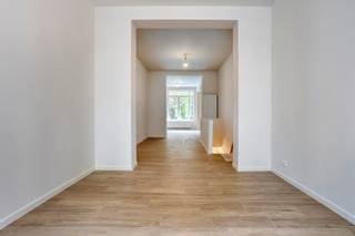 Gelegen in een rustige straat nabij de Louizalaan, biedt dit prachtig gerenoveerde gebouw een unieke investeringsopportuniteit in hartje Elsene. Het pand onderging recent een totaalrenovatie met bijzondere aandacht voor isolatie, kwaliteit, comfort en het behoud van de authentieke charme. Hoge plafonds, stijlvolle inkomhal en hoogwaardige materialen zorgen voor een tijdloze uitstraling gecombineerd met een uitstekende bereikbaarheid en een sterke aantrekkingskracht in één van de meest gezochte wijken van Brussel. 

Appartement 1: ruime sousplex met private tuin (54m²). De lichtrijke leefruimte sluit aan op een volledig uitgeruste, moderne keuken met directe toegang tot de tuin. Op tuinniveau bevinden zich 2 ruime slaapkamers en een stijlvolle badkamer (inloopdouche, ligbad, toilet). 

Appartement 2: elegant éénslaapkamerappartement. De aangename leefruimte met open keuken en centraal keukeneiland creëert een moderne en comfortabele woonomgeving. Ruime slaapkamer met aansluitende badkamer (inloopdouche). 

Appartement 3: ruime duplex met terras. De royale leefruimte geniet van veel natuurlijk licht en geeft uit op een aangenaam terras (7m²) met zicht op het Justitiepaleis. Deze duplex beschikt over 2 ruime slaapkamers, een extra tussenruimte (15m²) en een lichtrijke badkamer (inloopdouche, ligbad en dubbele wastafel).

Elk appartement beschikt over aansluiting voor was-en droogmachine en een privatieve kelder. 

Voor meer informatie: laura@immoaccenta.be.